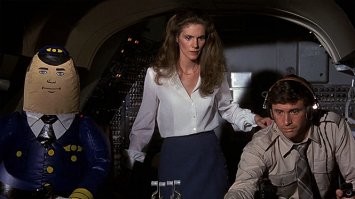 Главный герой фильма - Тед Страйкер именно военный лётчик.