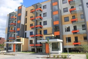 В болшинстве стран Европы, что либо менять на фасадной стороные дома, строжайше запрещео. Даже если вы являетесь владельцем квартиры. Поэтому дома в той же Франции или Германии, выглядят аккуратно, по сравнению с нашим убожесвом.