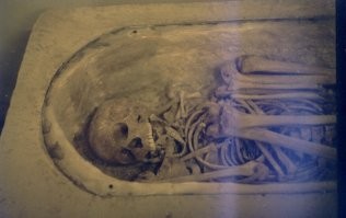 лет 20-25. Вот 18-летняя девочка, тоже с Крита