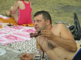 "Он вел типичный «пролетарский» образ жизни   если верить фото, занимался монтажом кухонь, рыбачил и иногда позволял себе отдых на недорогих курортах".
Теперь на другом "курорте" лет 10 "отдыхать" будет.