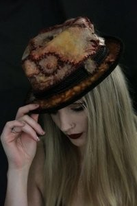 Эту одежду придумал маньяк Эд Гин, после него уже много раз пробовали этот стиль, но он как-то не приживался...