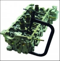 Ну) Вообще приблуда такая называться "рассухариватель клапанов". Используется при ремонте двигателя со снятием и разборкой ГБЦ.  Клапан фиксируется двумя сухарями вставленными в проточку на его торце. Сухари поджаты тарелкой клапана и упирающимися в нее пружинами. Для рассухаривания необходимо каким-либо образом отжать вниз (преодолевая сопротивление пружин) тарелку клапана и извлечь сухари. После чего можно будет снять тарелку, пружины и заменить, например, маслосъемный колпачок.