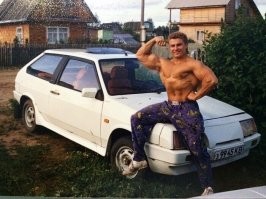 "Бодибилдер Александр Вишневский на фоне своей первой машины, восьмёрки с люком и спойлерами, купленной в 1992 году за 2300$." (с)
Автор - 3,14здабол!!! в те годы за 500 бакинских можно было мерс взять "на ходу"