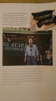 А у меня даже книга о съёмках этого фильма есть. Правда формат не очень удобный для сканирования 25 х 29 см. И много чего интересного в этой книге. В частности в фильме показано, что Титаник пришвартован к пирсу ЛЕВЫМ бортом, а на самом деле полноразмерная копия корабля была пришвартована ПРАВЫМ бортом, поэтому пришлось заказывать и реквизит, и костюмы и декорации С ЗЕРКАЛЬНЫМИ НАДПИСЯМИ. Ниже - фото из книги.