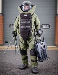 Что-то попахивает неправдежом !!!! Т.е. у силовиков есть инфа что у задержанного может быть взрывчатка и тип в джинсах и обычной каске на голове спокойно перемещает рюкзак с неизвестным содержимым..... Хотя извините, сразу не придал знаяения....он же на вытянутых руках при помощи какой то штуки это делает. Тогда всё нормально
Сапёрам это настоящим покажите.....пусть поржут.