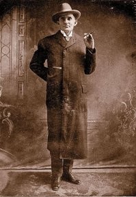 "Некоторые называли Миллера псевдонимом "Дьякон Джим", потому что он регулярно посещал методистскую церковь, не курил и не пил."

А что некурящий держит в левой руке?