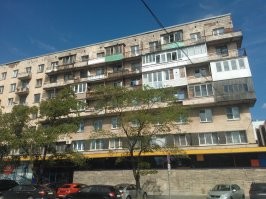 СПб, проспект Шаумяна. Чуть больше километра от Смольного, если по прямой. Почти центр. Моё мнение - это позор для города.