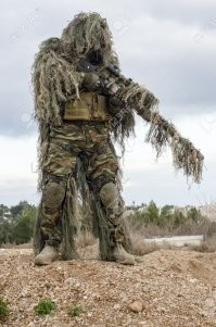 Для маскировки же. Мозг фиксирует чёткие контуры фигуры и благодаря этому распознаёт противника. Размытие контура же позволяет вражескому взгляду не "цепляться" за фигуру, проскальзывая мимо. Отсюда все эти веточки на шлемах, "гили-костюмы" снайперов, израильтяне вообще придумали надевать на шлемы подобие мешка, выглядит угарно, но работает.