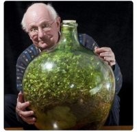 Эта изолированная экосистема отлично чувствует себя в закрытом сосуде уже более 40 лет. За все это время ее поливали лишь однажды.


Есть ещё такая же экосистема, которую "поливали" 5000 лет назад.