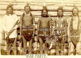 Всегда забавляют подобные псевдонаучные недопосты, которые плодятся на яндекс-дзене пачками. Какая на хрен бахрома? До прихода европейцев, все без исключения племена по уровню развития соответствовали неолит. Не обрабатывали металл, жили в шалашах и жрали друг-друга. Одевались-кто во что горазд, и кто что спер. Иными словами- индейское племя это эдакий цыганский табор на минималках. Хватит уже путать реальную жизнь с ГДРовскими вестернами с Гойко Митичем. Хау!