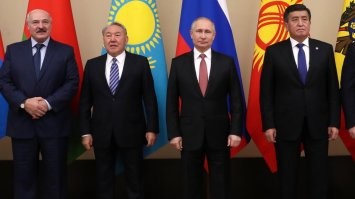 Да, мрази и предатели Родины и трудового народа. Фактически СНГ - это незаконное формирование, так как  референдум за сохранение СССР, показал что подавляющая часть населения - за сохранение страны. Но,  этим мразям шибко хотелось попировать на остатках великого государства и получить себе в собственность народные богатства, вроде всяких нефтяных скважин, угольных картеров, заводов, лесов , земель, военной техники. Итак путём преступного развала СССР и не менее преступной приватизации, мы теперь живём при капитализме, а какой-нибудь Норильск никель  приносит доход в карман небольшой группы олигархов,  хотя ваши дедушки и бабушки, ездили его и строили на чистом энтузиазме, чтобы вам (потомкам) жилось  легче и лучше, чтоб были бесплатные квартиры, детские секции, стадионы, больницы, библиотеки, освоение космоса и сильнейшая армия.
Но всё  это у нас забрали. Люди которые сидят у власти и никуда не собираются уходить. А чтоб мы не собо задумвалиь, что у нас как у индейцев  золото забрали в обмен на стеклянные бусы и в рабство загнали, наши "законно избранные" правители, регулярно подкидывают дров в религиозные, политические, этнические, национальные и прочие конфликты.. чтоб мы срались между собой, ненавидели друг-дружку, и не задумывались о том, кто нам такую райскую жизнь устроил. :)
И разумеется, всех кто клялся защищать советский народ и отстаивать его интересы - а потом, продался на службу этим скотам - следует счтать такой же падалью и гнилью, подлежащей народному суду или военному трибуналу. * В зависимости от обстановки. Фактически мы сейчас находимся в оккупации ОПГ, которая захватила власть и силовыми методами принуждает народ трудиться на благо  этой ОПГ.