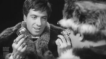 Не та сумма денег, с которой можно спокойно убежать из страны и начать новую беззаботную жизнь в другой стране (на отход и ноые документы значительная часть денег уйдёт, даже на покупку жилья там не хватит уже), ну либо до конца жизни гасится в своей стране, в каком-нить Мухосранске на съёмной хате.
Даже если очень экономно жить, лет за 10 она эти деньги просто проест и пропьёт, и потратит на съёмное жильё. А если ещё будет бездумно покупать всякие шубы и дорогие одеколоны с украшениями, так и на 5 лет не хватит.  А что-то серьёзное не купишь, документы нужны. Дилемма Остапа.
Хотя, может  эта дама так далеко не думает, или у неё билет в один конец как в фильме "Достучаться до небес".