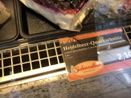 Вот что было со мной в Германии.
Маленькое кафе в городе Лёбау. Заходим, хотим купить кофе и пирожные. У витрины много разных пирожных с замысловатыми названиями. Встаем в очередь и заказываем кофе и пирожные. Но нам заявляют, что купить можно только на вынос, если хотим в кафе, то надо только через официанта.
Идем, садимся. Минут через 10 подходит официантка, даёт меню, но там НЕТ ПИРОЖНЫХ. Оказывается, по их правилам надо сказать официантке название пирожных, но там такие сложные названия (хотя я и знаю немецкий), выучить просто нереально.
Вопрос, официантке: Как быть. А она: у нас такой порядок, это ваши проблемы...
Все сидящие немцы с интересом смотрят, как бы будем себя вести. Они то все эти пирожные знают наизусть...
Тогда я иду к витрине, делаю фото пирожных, возвращаю и начинаю читать названия официантке.
Официантка и все присутствующие были в полном шоке!