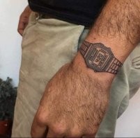 часы вверх ногами надел