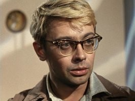 А как же Шурик?
Почти до последних дней своей жизни Александр ненавидел роль Шурика, аргументируя это тем, что комедийная, такая яркая роль напрочь испортила его карьеру, будто говоря всем режиссерам и зрителям, что ни кем, кроме как Шуриком, актер уже не представляется.