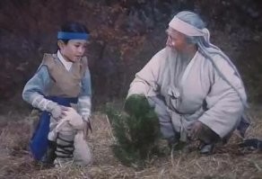 Самые безобидные "ракеты": колба из уличных ламп набитая серой от спичек, газетка пропитанная селитрой и фольга с теплотрассы, карбид и бутылка из под шампанского ) Чуть повзрослев из селитры начали делать самодельный порох,самопальный аммонал, селитру с керосином (когда старшие товарищи рассказали про бризантные вв) и пероксид ацетона, алюминиевая пудра+ММ. Все выжили как то ) И да про поваренную книгу мы тогда и не слыхали ничего и ваших интернетов еще не было -откуда что бралось ХЗ, явно не из "юного техника" )Хотя я помню по моему в "Наука и Жизнь" публиковалась достаточно подробная статья про ракетные твердотопливные ускорители: была мечта такие сварить (я тогда еще на Ефремова подсел), хорошо руки не дошли. По химии 4 было, уравнения терпеть не мог, а опыты любил ) 

А стройки да, это круть: в догонялки или в войнушку с самострелами из мед жгутов, а сколько всего полезного: утеплители "колбаса", "липучка", провода, арматура, карбид тот же... 
По фильмам у нас больше всего зацепило "Хон гиль дон парень со свирелью" все делали маску ниндзя (типа балаклавы) из маек и бегали с мечами и звездочками из консервных банок. Кто то еще через дерево прыгал каждый день? )