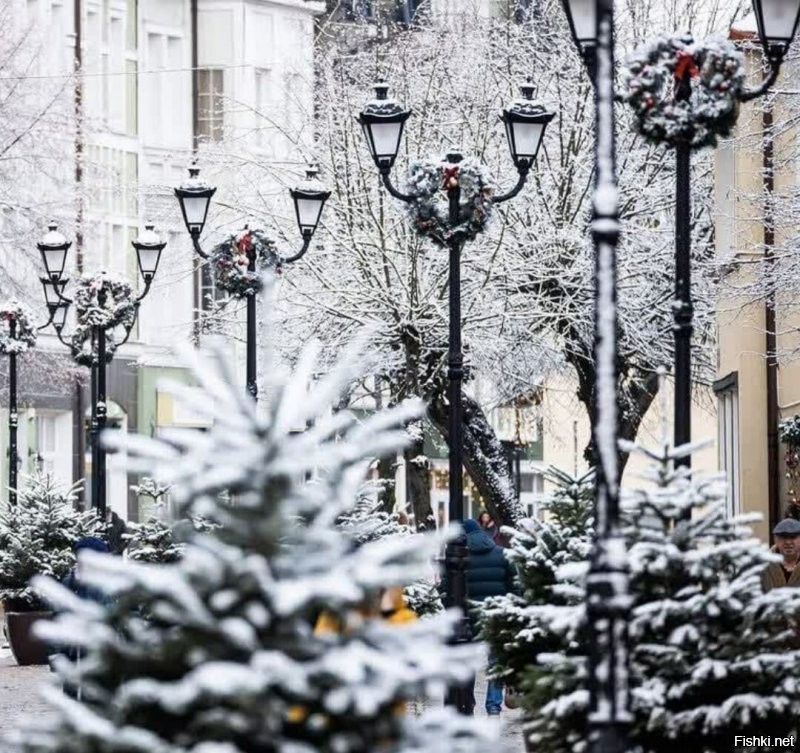 Кроме Глостера с сыром ни об одном городе даже близко не слышала. Это такие местечковые типо знаменитые события и достопримечательности. Вон даже мой Зеленоградск тоже знаменит. Это город котов. И есть даже занесённая в книгу рекордов должность котошефа. И её показывали даже по телевизору. 
 И он же рождественский, т.е. Новогодний. А ещё это просто красивый город у моря. Очень популярный у туристов во все времена года. А ещё буквально на днях у нас было кино и немцы! ну снимали кино, нагнали техники... Местным весёлый аттракцион. туристы замучились фотографировать.))))