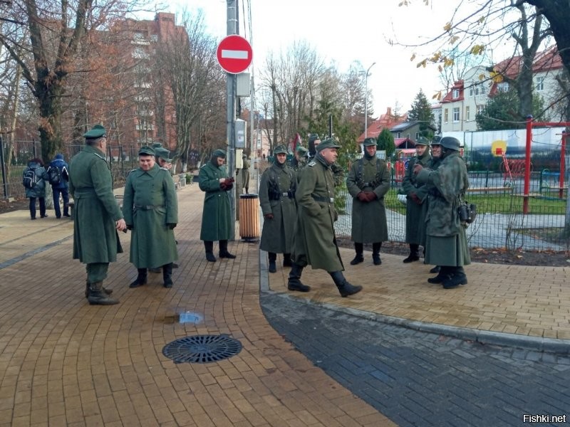 Кроме Глостера с сыром ни об одном городе даже близко не слышала. Это такие местечковые типо знаменитые события и достопримечательности. Вон даже мой Зеленоградск тоже знаменит. Это город котов. И есть даже занесённая в книгу рекордов должность котошефа. И её показывали даже по телевизору. 
 И он же рождественский, т.е. Новогодний. А ещё это просто красивый город у моря. Очень популярный у туристов во все времена года. А ещё буквально на днях у нас было кино и немцы! ну снимали кино, нагнали техники... Местным весёлый аттракцион. туристы замучились фотографировать.))))