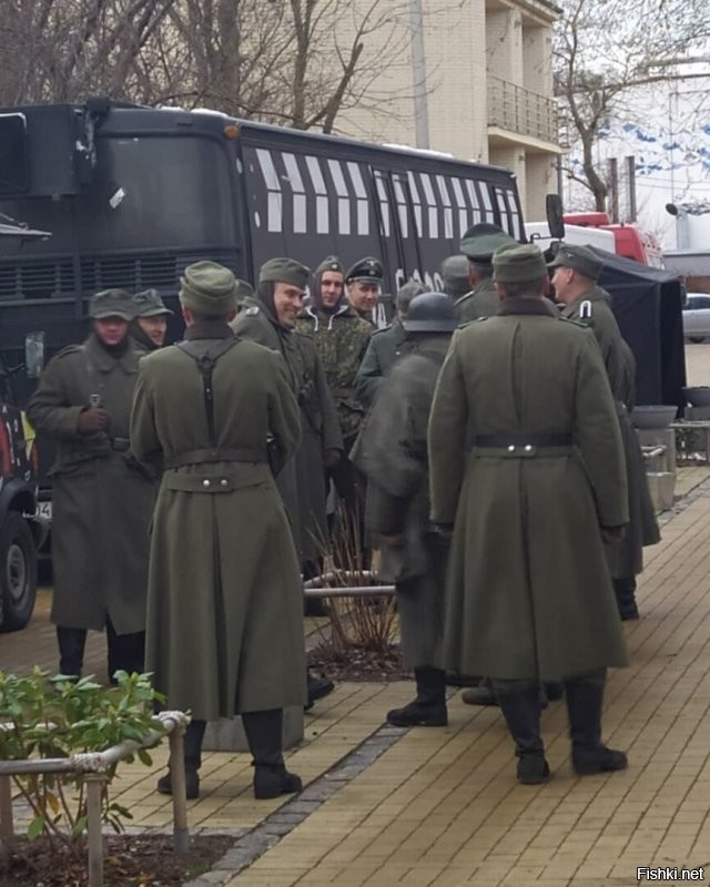Кроме Глостера с сыром ни об одном городе даже близко не слышала. Это такие местечковые типо знаменитые события и достопримечательности. Вон даже мой Зеленоградск тоже знаменит. Это город котов. И есть даже занесённая в книгу рекордов должность котошефа. И её показывали даже по телевизору. 
 И он же рождественский, т.е. Новогодний. А ещё это просто красивый город у моря. Очень популярный у туристов во все времена года. А ещё буквально на днях у нас было кино и немцы! ну снимали кино, нагнали техники... Местным весёлый аттракцион. туристы замучились фотографировать.))))