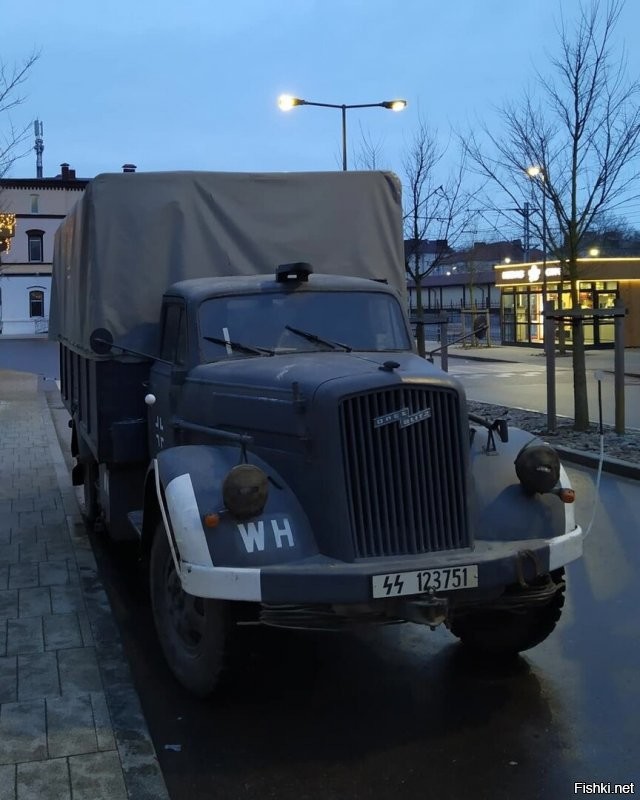 Кроме Глостера с сыром ни об одном городе даже близко не слышала. Это такие местечковые типо знаменитые события и достопримечательности. Вон даже мой Зеленоградск тоже знаменит. Это город котов. И есть даже занесённая в книгу рекордов должность котошефа. И её показывали даже по телевизору. 
 И он же рождественский, т.е. Новогодний. А ещё это просто красивый город у моря. Очень популярный у туристов во все времена года. А ещё буквально на днях у нас было кино и немцы! ну снимали кино, нагнали техники... Местным весёлый аттракцион. туристы замучились фотографировать.))))