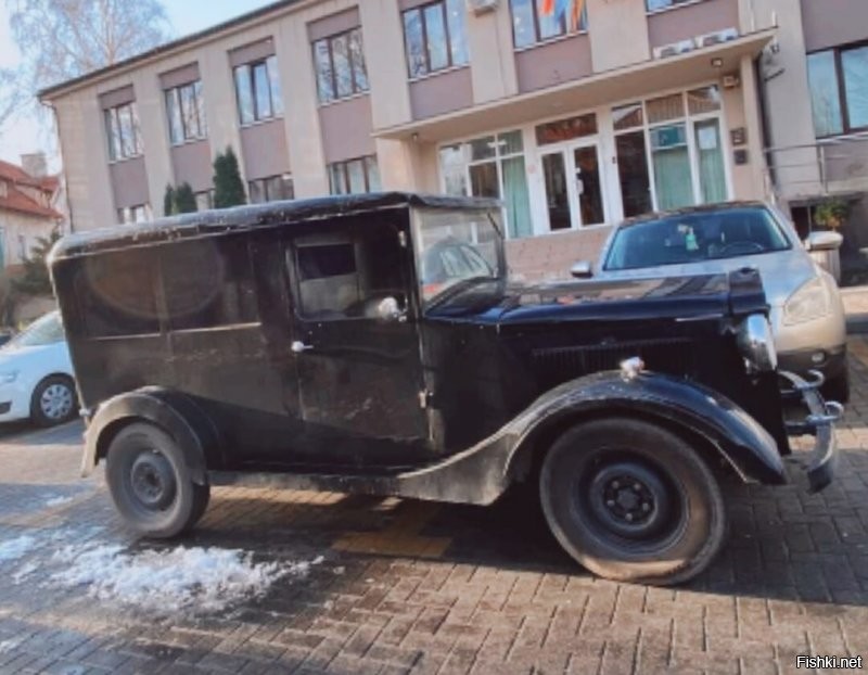 Кроме Глостера с сыром ни об одном городе даже близко не слышала. Это такие местечковые типо знаменитые события и достопримечательности. Вон даже мой Зеленоградск тоже знаменит. Это город котов. И есть даже занесённая в книгу рекордов должность котошефа. И её показывали даже по телевизору. 
 И он же рождественский, т.е. Новогодний. А ещё это просто красивый город у моря. Очень популярный у туристов во все времена года. А ещё буквально на днях у нас было кино и немцы! ну снимали кино, нагнали техники... Местным весёлый аттракцион. туристы замучились фотографировать.))))