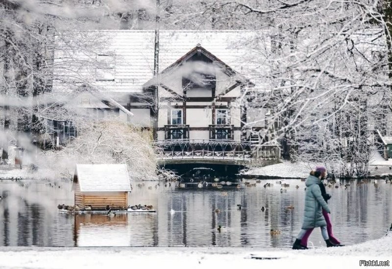 Кроме Глостера с сыром ни об одном городе даже близко не слышала. Это такие местечковые типо знаменитые события и достопримечательности. Вон даже мой Зеленоградск тоже знаменит. Это город котов. И есть даже занесённая в книгу рекордов должность котошефа. И её показывали даже по телевизору. 
 И он же рождественский, т.е. Новогодний. А ещё это просто красивый город у моря. Очень популярный у туристов во все времена года. А ещё буквально на днях у нас было кино и немцы! ну снимали кино, нагнали техники... Местным весёлый аттракцион. туристы замучились фотографировать.))))