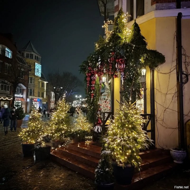 Кроме Глостера с сыром ни об одном городе даже близко не слышала. Это такие местечковые типо знаменитые события и достопримечательности. Вон даже мой Зеленоградск тоже знаменит. Это город котов. И есть даже занесённая в книгу рекордов должность котошефа. И её показывали даже по телевизору. 
 И он же рождественский, т.е. Новогодний. А ещё это просто красивый город у моря. Очень популярный у туристов во все времена года. А ещё буквально на днях у нас было кино и немцы! ну снимали кино, нагнали техники... Местным весёлый аттракцион. туристы замучились фотографировать.))))