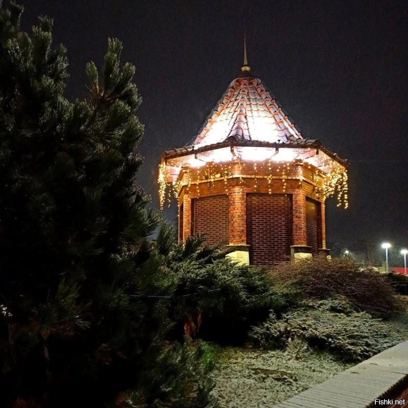 Кроме Глостера с сыром ни об одном городе даже близко не слышала. Это такие местечковые типо знаменитые события и достопримечательности. Вон даже мой Зеленоградск тоже знаменит. Это город котов. И есть даже занесённая в книгу рекордов должность котошефа. И её показывали даже по телевизору. 
 И он же рождественский, т.е. Новогодний. А ещё это просто красивый город у моря. Очень популярный у туристов во все времена года. А ещё буквально на днях у нас было кино и немцы! ну снимали кино, нагнали техники... Местным весёлый аттракцион. туристы замучились фотографировать.))))