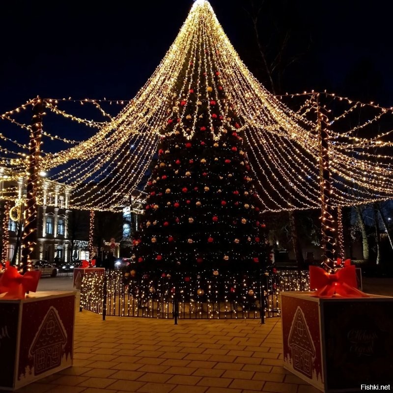 Кроме Глостера с сыром ни об одном городе даже близко не слышала. Это такие местечковые типо знаменитые события и достопримечательности. Вон даже мой Зеленоградск тоже знаменит. Это город котов. И есть даже занесённая в книгу рекордов должность котошефа. И её показывали даже по телевизору. 
 И он же рождественский, т.е. Новогодний. А ещё это просто красивый город у моря. Очень популярный у туристов во все времена года. А ещё буквально на днях у нас было кино и немцы! ну снимали кино, нагнали техники... Местным весёлый аттракцион. туристы замучились фотографировать.))))