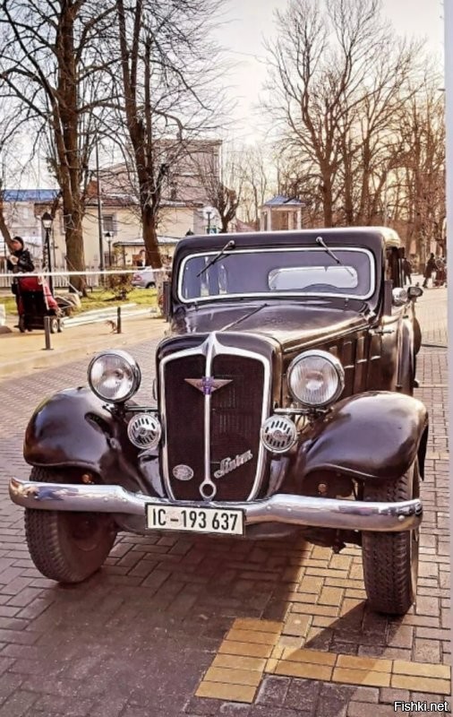 Кроме Глостера с сыром ни об одном городе даже близко не слышала. Это такие местечковые типо знаменитые события и достопримечательности. Вон даже мой Зеленоградск тоже знаменит. Это город котов. И есть даже занесённая в книгу рекордов должность котошефа. И её показывали даже по телевизору. 
 И он же рождественский, т.е. Новогодний. А ещё это просто красивый город у моря. Очень популярный у туристов во все времена года. А ещё буквально на днях у нас было кино и немцы! ну снимали кино, нагнали техники... Местным весёлый аттракцион. туристы замучились фотографировать.))))