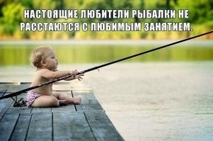 Пожилая любительница зимней рыбалки