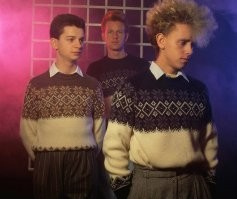 По канону надо было заправлять в штаны...