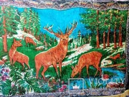 "Внутреннее помещение иглу эскимосы застилали шкурами, иногда они украшали и стены"(С).
Так вот откуда пошла мода на ковры с оленями !