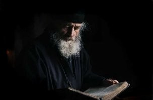 Вот дичь ...  , а вот и монах ... , а вот и  поле ...
... а к заголовкам надо относится более внимательно !