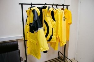 можно не покупать бейджи и не распечатывать название ТЦ, а просто напялить такое