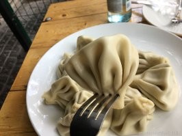 Не ожидал, что эта тема получит такое длинное продолжение. Не надо никого ни о чем просить. Каждый может делать то, что хочет. Хотите есть хвостики-ешьте. Просто у этого хвоста есть две функции. Когда хинкали едят руками-за него держатся. Когда хинкали едят вилкой- в него втыкают вилку, чтобы не вытек бульон. Иначе его можно было бы вообще не делать. Зачем есть кусок полусырого теста-каждый решает сам для себе. По мне, так это даже неаппетитно как-то.