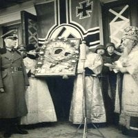 Православные священнослужители отгоняют иконой нацистов.