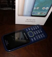 Не знаю. Я тоже пользовалась принципиально кнопочным телефоном ровно до того момента, как мой банк сказал - если у вас не будет программного обеспечения на смартфоне (общий смысл), то вы сможете переводить не больше 100 евро в месяц (не важно куда - оплата за коммуналку, родителям и т.д.). Они просто отменили все "бумажные", голосовые коды и кнопочный генератор кодов для входа в интернет-банк. Оставили переходный период в пару месяцев. У меня не было выхода - пошла за смартфоном, установила их ПО.
А второй банк, которым пользуюсь, вообще привязан к номеру телефона и с кнопочного в него просто не зайти. Капиталисты просто ставят раком - как говорится: "Проблемы народа шерифа не е@ут"

Конечно, если у вас есть чемодан налика, то беспокоится точно не о чем - вам тогда и кнопочный телефон не нужен :) 

Вот мой кнопочный боевой товарищ, который в 2018 ушёл на покой