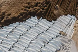 Ну да-ну да, очень экологически чисто))) автор ты когда тупо копируешь забугорные новости иногда хоть вчитывайся них. Половина из них слащяво-слезливый пиз..еж, рассчитанный на клинических идиотов. И да, зашёл почитать эту пост чисто из за Кинга.