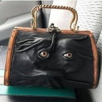 Если следовать новостным трендам, это сумочка из человеческой кожи и с человеческими глазами. Жик - блеск! Не юмор.