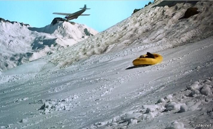 Лучше - надувную лодку.
Она полезнее - Индиана Джонс подтверждает...