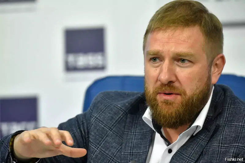 В Общественной палате призвали ужесточить наказание за фейки
Необходимо ужесточить наказание за распространение фейков в Сети. Штрафы должны стать в разы выше, чтобы «отбить охоту выдумывать ложные сообщения». С такой инициативой выступил первый заместитель председателя комиссии по развитию информационного общества, СМИ и массовых коммуникаций Общественной палаты РФ Александр Малькевич в ходе круглого стола «Фейки о коронавирусе как угроза и преступный бизнес. Опыт противодействия».
«Возможно, было бы не вредно использовать иностранный опыт. Например, в США есть другой закон, о компьютерном мошенничестве. Согласно ему, осужденные хакеры и прочие киберпреступники лишаются возможности пользоваться интернетом. Но я все же считаю, что наказывать нужно рублем. Ну, а если наказание еще подкрепить запретом на определенный срок пользоваться социальными сетями, это могло бы стать эффективной мерой»,   заявил Малькевич.
Мнение общественника поддержал депутат Госдумы Александр Хинштейн. Однако, на его взгляд, к ужесточению того или иного закона «надо подходить вдумчиво».