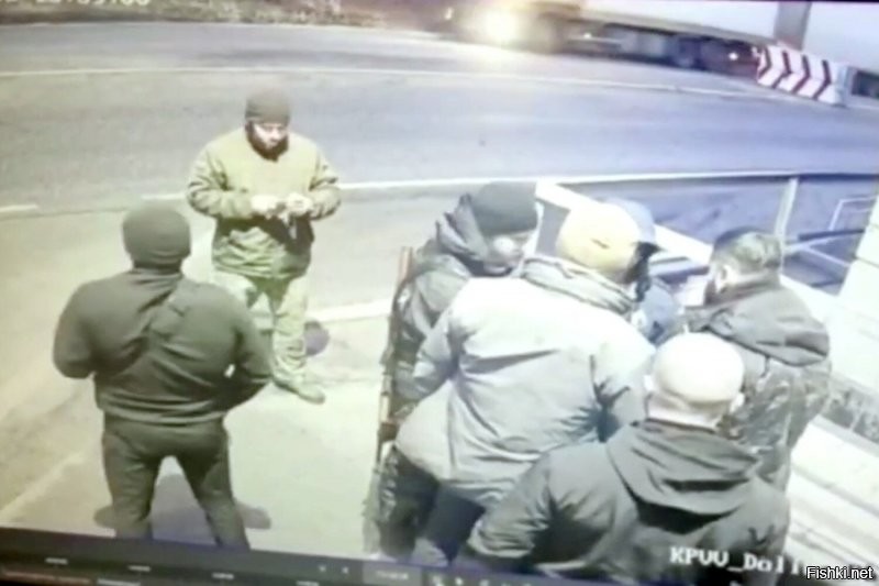 Пусть радуется, что трезвые были. Могли бы и пристрелить.
Замглавы МВД Украины Гогилашвили устроил скандал у блокпоста в Донбассе
Машину заместителя главы МВД Украины Александра Гогилашвили остановили у блокпоста на въезде в Донецкую область, из-за чего политик разозлился и устроил скандал, сообщает Telegram-канал «Политика Страны».
По данным канала, Гогилашвили был недоволен, что от него потребовали пройти контроль на блокпосту. Сотрудники полиции попросили заместителя министра выйти из автомобиля, однако транспортное средство не сразу остановилось, проехав вперед несколько метров.
Затем Гогилашвили вышел из машины и начал угрожать правоохранителям. В результате политик поругался с работниками поста, не узнавшими его в лицо.
Как заявил министр внутренних дел Украины Денис Монастырский, после инцидента на блокпосту уже начата проверка.
«В связи с событиями в Донецкой области с участием заместителя министра Александра Гогилашвили я поставил перед премьер-министром Украины и правительством вопрос о дисциплинарном производстве»,   пояснил Монастырский.