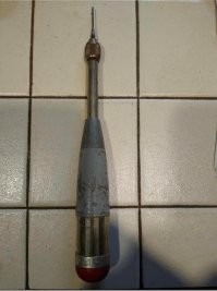 А это "загадочное устройство" в "отсталом" СССР называлось "реверсивная отвёртка" и оснащалась она не только свёрлами, но и другими битами ("крест", плоский шлиц, шило, зенкер и т.д.). До сих пор хранится в добротном маленьком металлическом кейсе. Полезная штука была, до наступления эры шуруповёртов.