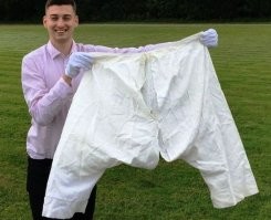 В 1838 году 14-летний мальчик по прозвищу "мальчик Джонс" ворвался в Букингемский дворец, и украл нижнее белье королевы Виктории

В Британии продали на аукционе труселя королевы Виктории за 1000 фунтов. Как видно, Вика была знатной толстой бабищей.