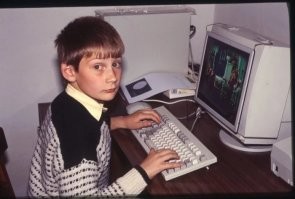 В 94том хрен бы он что посмотрел , графа у всех еле тянула . Был 3.11 и что он мог там рассмотреть ?:) вначале 95того появился 95тый , графика нормальная появилась на 98мом на первых бетках это было видно .