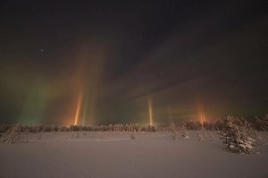 В Санкт-Петербурге по ночам сияют потрясающе красивые световые столбы