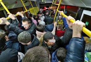 В то же время в том же городе.
В туалете соблюдать дистанцию надо
В автобусе - не обязательно