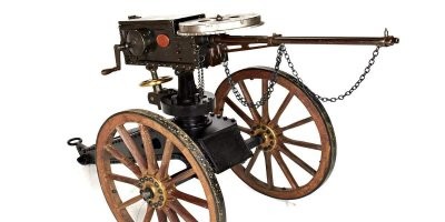 До изобретения возвратного механизма и отвода пороховых газов пулемёты работали от ручного привода (их так и называли "мясорубка"). Да в принципе многие механизмы той эпохи работали от кручения ручки: Кинокамеры, швейные машинки, пулемёты... Даже телефоны и телеграфы нужно было сначала раскрутить (ну там не механика, а электрика), а потом общаться.