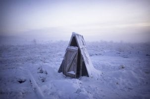 Я ещё могу представить, как при таких температурах ходить по улице. И как работать тоже могу представить, с натяжкой. Климат там не такой влажный. Но вот как, извините, срать в подобных сортирах - представить не могу.